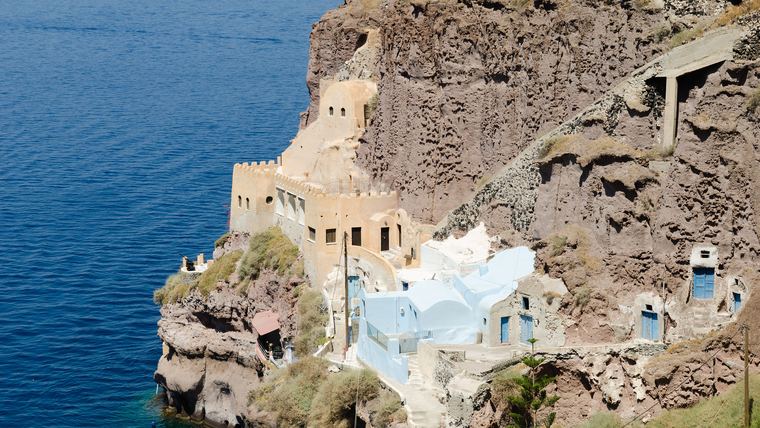Traditional cave houses at Mesa Gialos, the old harbour of Fira, showing the vaulted yposkafo construction that cave house renovation on Santorini has to work with